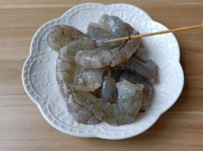 对虾剥壳再剔除虾线。