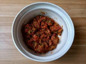 加上调味料以及葱姜蒜搅拌均匀。