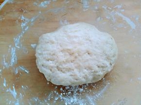面粉中加入白糖搅拌均匀，再加入35℃左右的酵母水揉成软硬适中的面团，放温暖处盖盖醒发1小时。