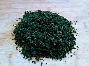 荠菜洗净切碎末。