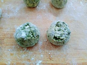 搓成长条，切成大小均匀的面剂。
