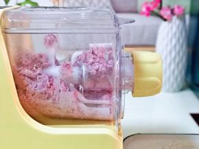 首先将面粉，紫薯粉加入面条机中，再盖上盖子，启动面条机，从注水口缓缓加入纯净水，之后启动面条机自动揉面！