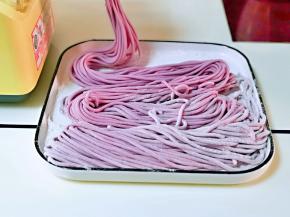 面揉好后，就会从面条出口挤压出面条啦！装面的器具中撒上一些干面粉。