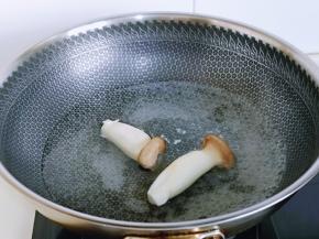 杏鲍菇洗干净后焯水，冷水下锅，大火烧开煮2-3分钟，断生捞出即可。