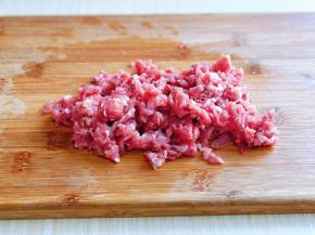 牛肉片切碎，用里脊肉也可以哈，我就地取材，冰箱里刚有牛肉片。