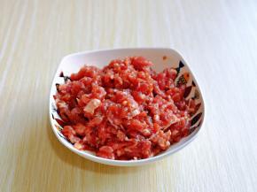 放入器具中，加入生抽，蚝油，十三香，最后淋上一小勺食用油，抓拌均匀，腌制10分钟。