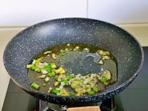 起油锅，加入切好的葱姜蒜小火煸炒。