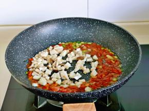 再加入焯水的杏鲍菇丁翻炒均匀。