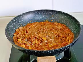 再加入白砂糖，熟白芝麻快速翻炒均匀，关火出锅。