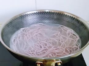 煮面条啦！锅中加水烧开，下面条，大火煮开，记得时不时的用筷子搅拌哈，避免黏连，煮沸后淋上冷水，反复个3-4次，面就差不多熟了，捞出过纯净水。