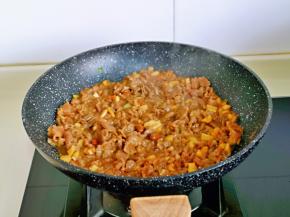 再加入一点酱油调色，半小碗纯净水大火烧开。