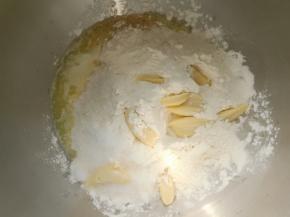 把面团材料中除黄油外一起放入厨师机(老面剪小块放入)