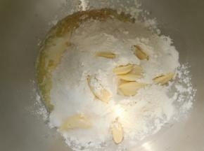 把面团材料中除黄油外一起放入厨师机(老面剪小块放入)