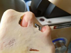 先低速混合成团，再调至中低速揉至扩展阶段。拉出来的膜破洞边缘有锯齿。这时候放入黄油继续揉。