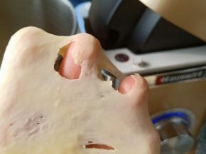 先低速混合成团，再调至中低速揉至扩展阶段。拉出来的膜破洞边缘有锯齿。这时候放入黄油继续揉。