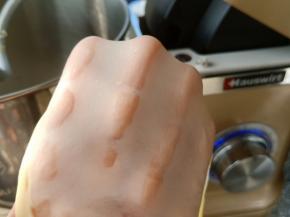 揉到可以拉出有韧性的薄膜。