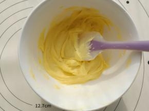 趁面团发酵的时间来制作墨西哥酱。软化的黄油与糖粉混合拌匀后分次加入全蛋液，每次搅拌均匀后再加入下一次的全蛋液，最后加入低筋面粉搅拌均匀即可，装入裱花袋备用。