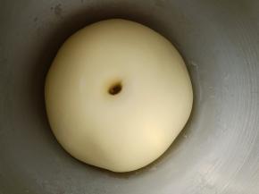 发至2倍大左右，手指粘面粉在面团中间戳个洞，不塌陷，不回缩就可以了。