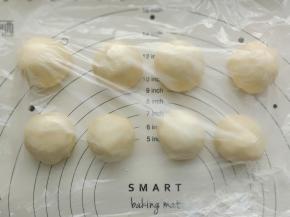 面团平均分成8份，滚圆盖保鲜膜松弛10分钟。