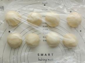 面团平均分成8份，滚圆盖保鲜膜松弛10分钟。