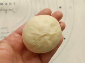 像包包子一样收成圆球形(里面可以包馅，也可以不包，正好家里有一点剩余的椰蓉馅我把它包进去了)