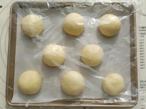 都整形完成后放入烤盘中，盖保鲜膜进行二发(二发温度不要超过38度)