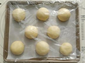 都整形完成后放入烤盘中，盖保鲜膜进行二发(二发温度不要超过38度)