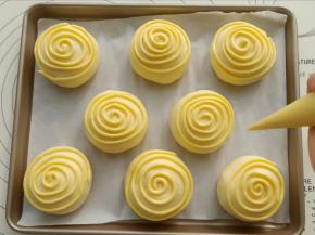 烤箱180度提前预热，把墨西哥酱挤在面团上。