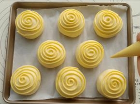 烤箱180度提前预热，把墨西哥酱挤在面团上。