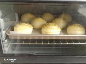 烤箱预热10分钟后，把面团放入烤箱(四层烤箱放倒数第二层)，烤箱上下170度烤20-25分钟，具体时间看面团上色情况。