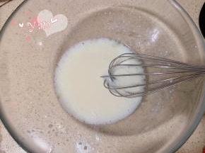 玉米油和牛奶倒入盆里，用手动打蛋器打至乳化状态。