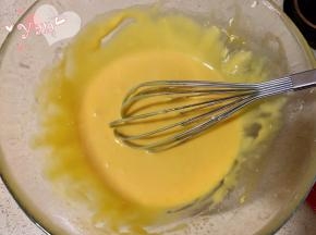 倒入蛋黄翻拌均匀。