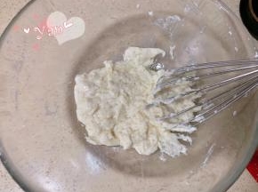 筛入低筋面粉，划一字翻拌至无干粉。