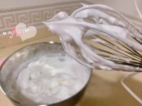 蛋白+细砂糖打发，提起打蛋器可拉出直立的小弯钩状态。