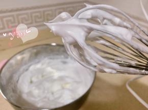 蛋白+细砂糖打发，提起打蛋器可拉出直立的小弯钩状态。