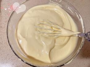 分三次加入蛋白糊翻拌均匀。