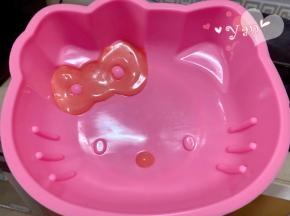 蝴蝶结和嘴巴挤入红色面糊，放入预热好的烤箱，上下火140度烤3-4分钟。