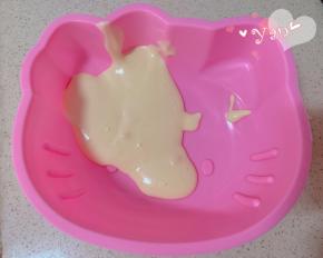 挖一些原色面糊盖住蝴蝶结和嘴巴。