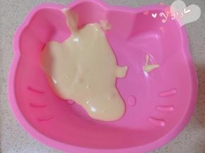 挖一些原色面糊盖住蝴蝶结和嘴巴。