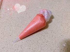 舀一勺蛋糕糊，滴入适量红丝绒液，拌匀，装入裱花袋里。