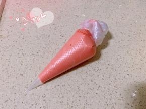 舀一勺蛋糕糊，滴入适量红丝绒液，拌匀，装入裱花袋里。