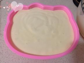 面糊倒入模具约8分满的状态。