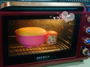 放入预热好的烤箱，上火130度，下火130度，下层，烤60分钟。