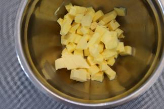 黄油室温软化到可以用手指轻轻按下，切记不要化成水状，曲奇黄油软化的程度非常的重要。