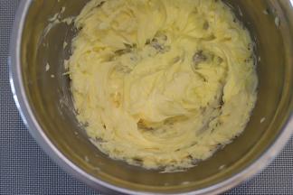 电动打蛋器打发至膨胀变白，软化到位的黄油非常容易就可以打发好。