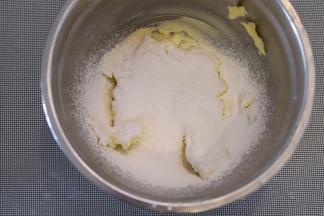 一次性加入糖粉，再次打发至体积变大，颜色变白。