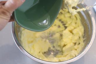 盐加水调成盐水，加入黄油内，打发均匀。