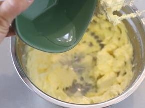 盐加水调成盐水，加入黄油内，打发均匀。