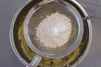 加入玉米淀粉，利用刮刀压拌匀。