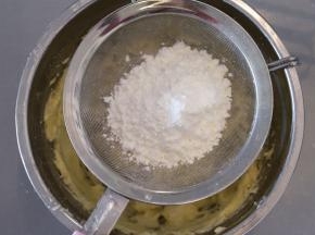 加入玉米淀粉，利用刮刀压拌匀。